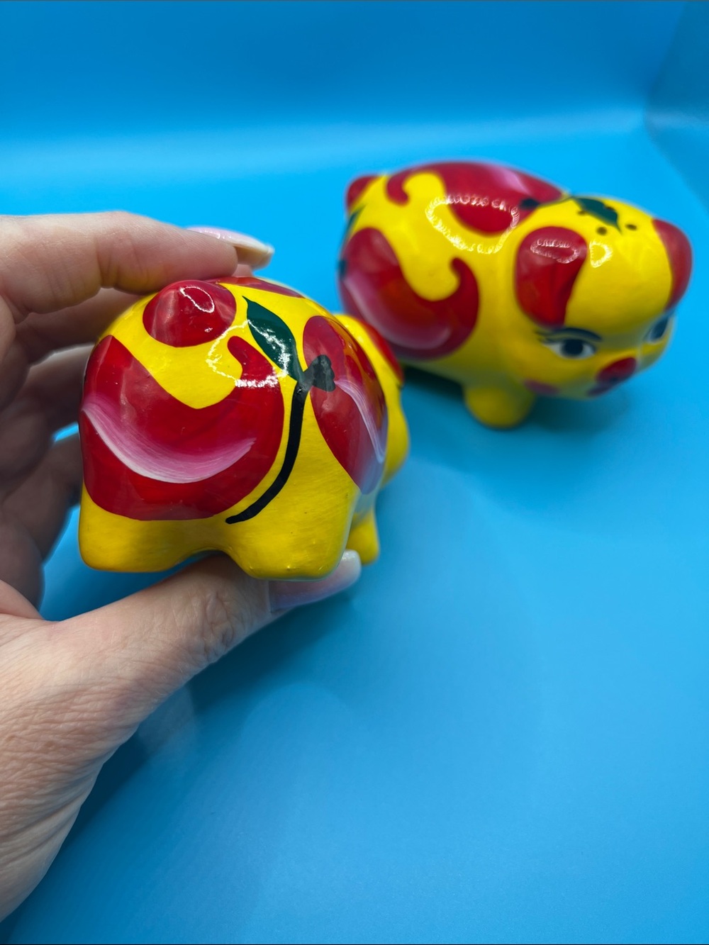 Red and yellow hot pepper piggie salt and pepper shakers set - Picture 5 of 11